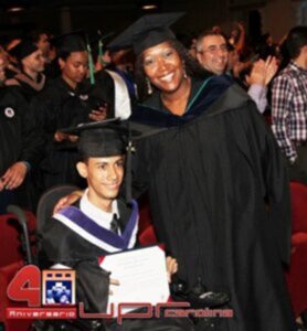 Foto de la coordinadora de OSEI de UPR Carolina con un estudiante.