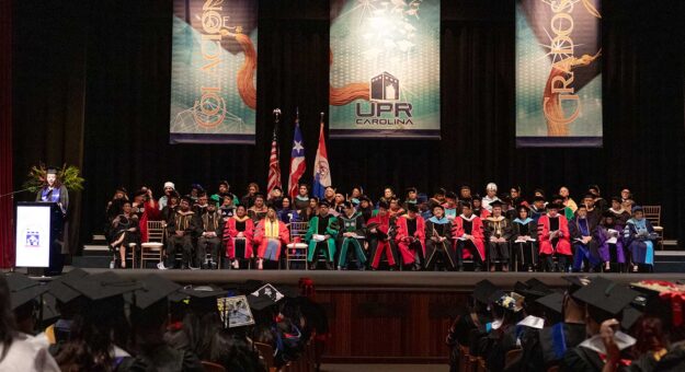 Foto del proscenio en los actos de graduación de la Universidad de Puerto Rico en Carolina