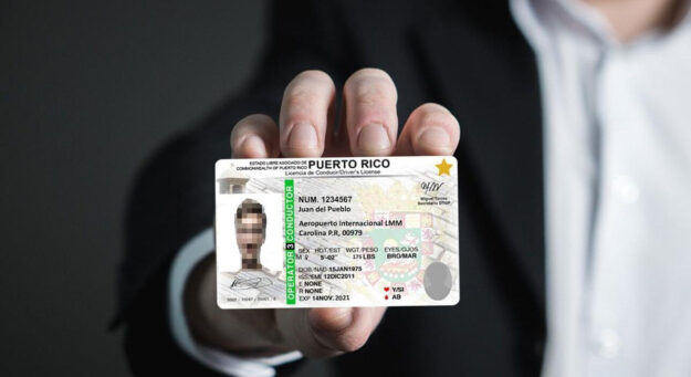 Foto de una persona con una tarjeta de licencia de aprendizaje de Puerto Rico en su mano