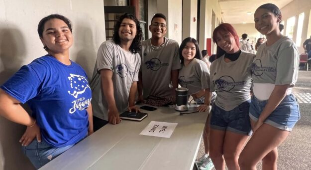 Foto de estudiantes en la actividad de nuevo ingreso "Fiesta Jaguar 2023"