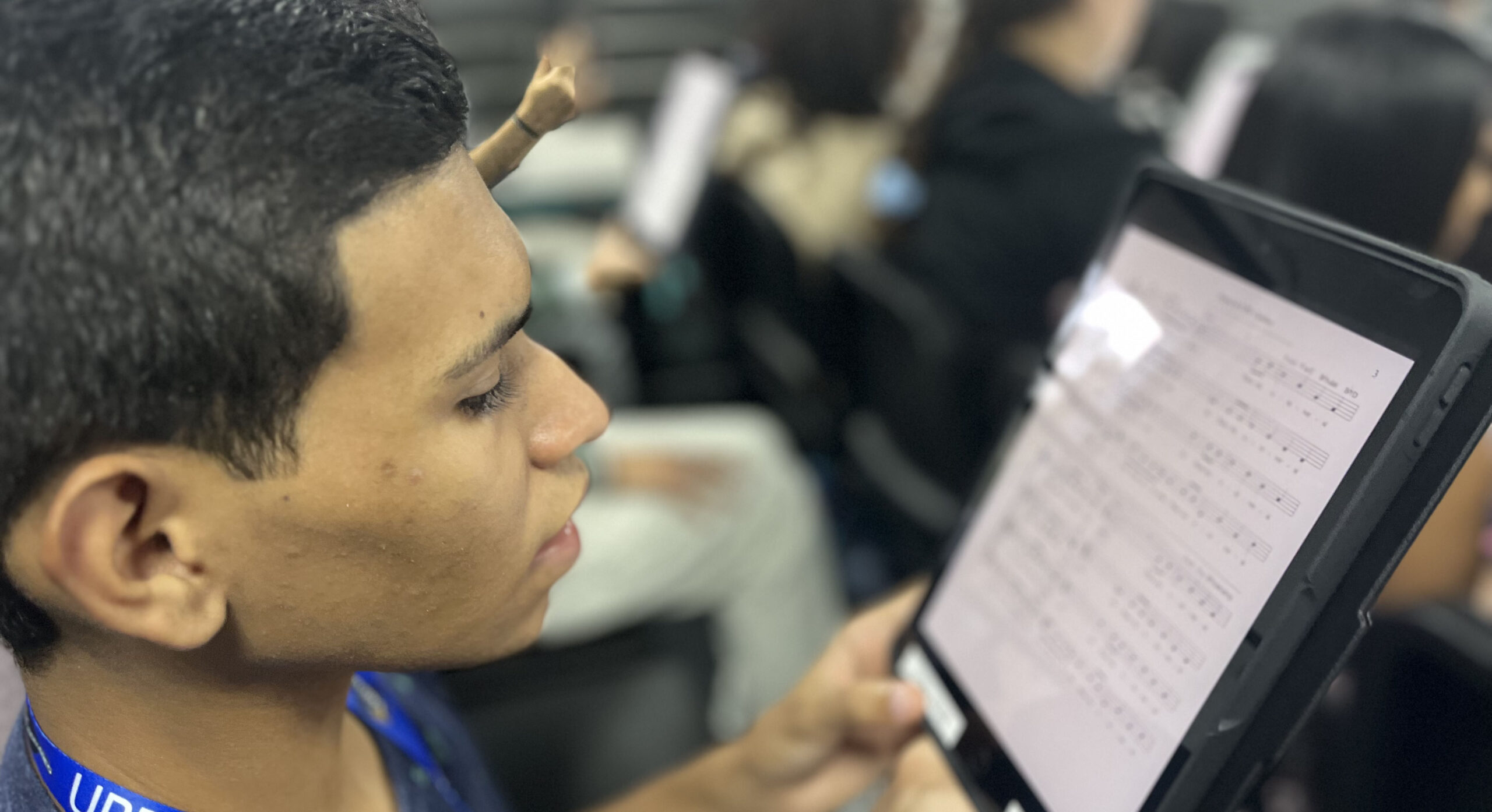 Estudiante del coro de la UPR de Carolina usando una de las tabletas