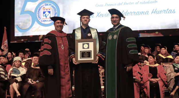Juan Valderrama Huertas (centro) se graduó Summa Cum Laude y obtuvo el premio del rector en la más reciente graduación de la UPR en Carolina, el máximo reconocimiento otorgado a un estudiante del recinto.