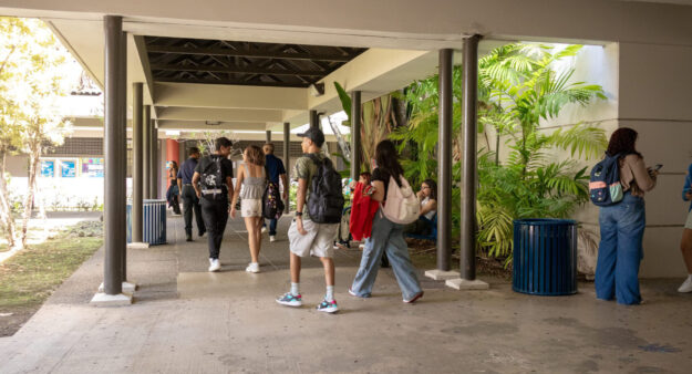 Estudiantes en el lobby de UPR Carolina