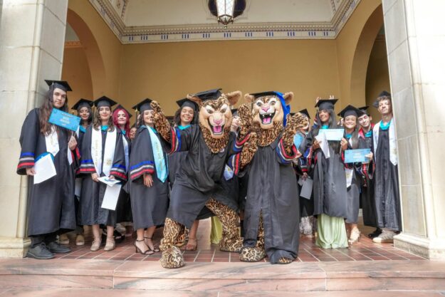 Foto de Graduandos UPR Carolina 2026