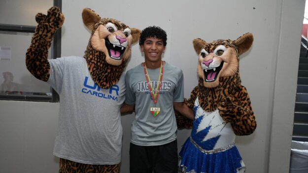 El estudiante-atleta Yagdiel Omar Rivera conquistó la medalla de oro en la modalidad de salto alto masculino