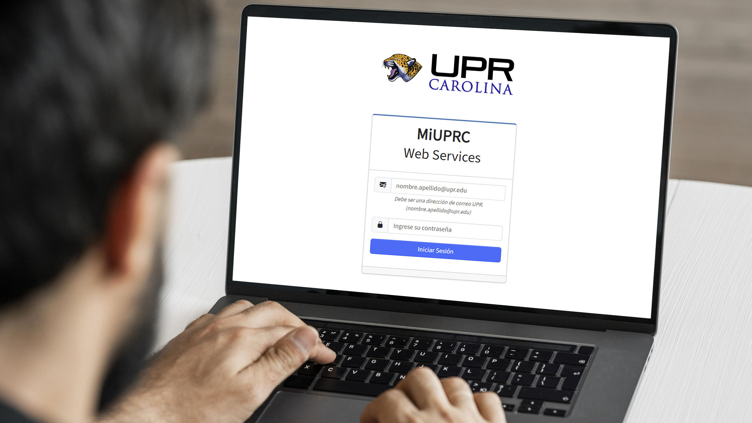 Foto de una persona sentada escribiendo en una laptop